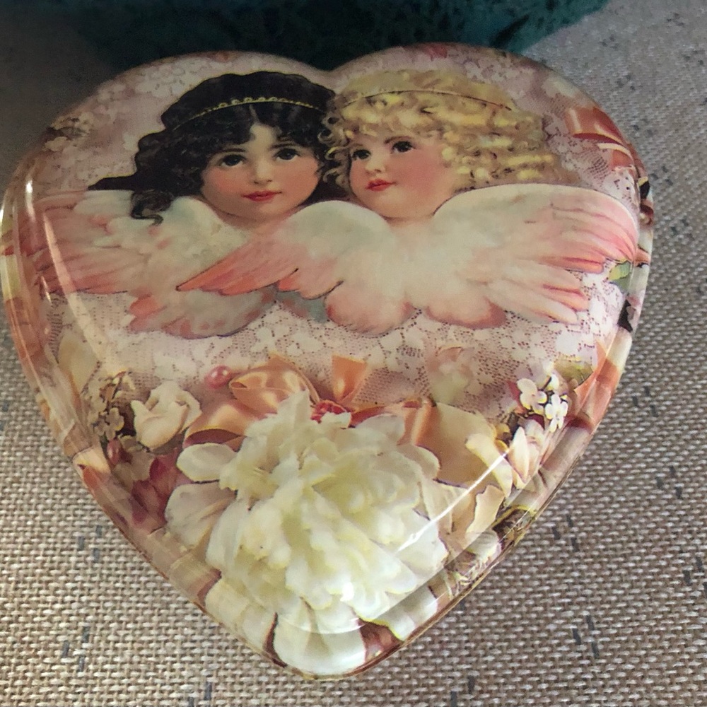 Cherub Plastic Heart Box